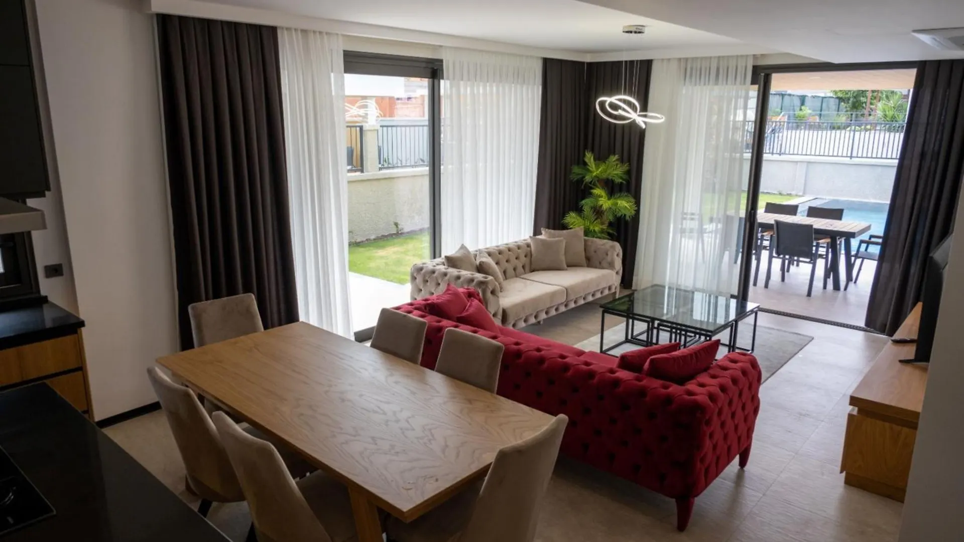 Villa Merkez Havuzlu Odalarbanyolu Çeşme